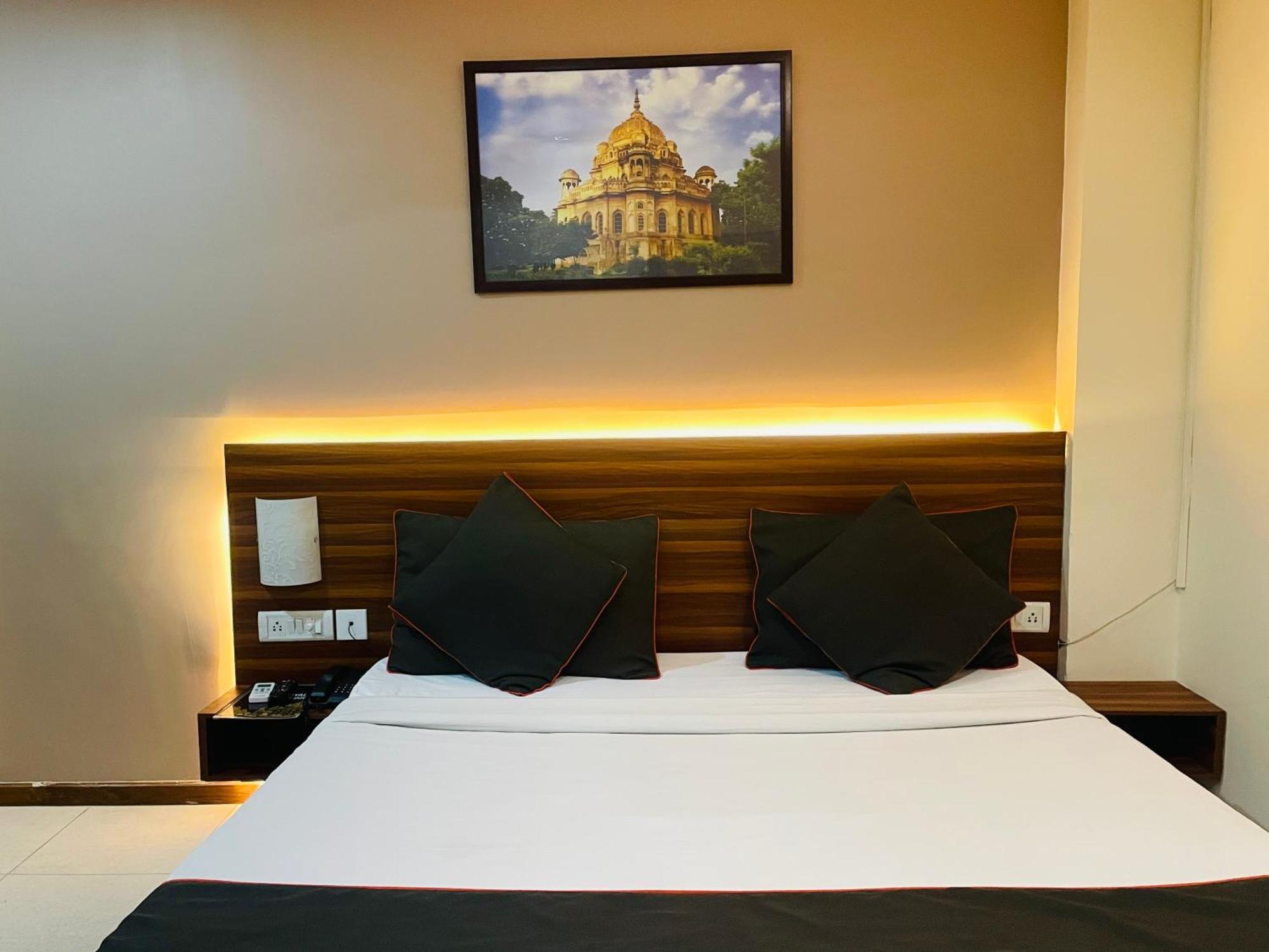 The Royal Presidency Inn Lucknow Bagian luar foto