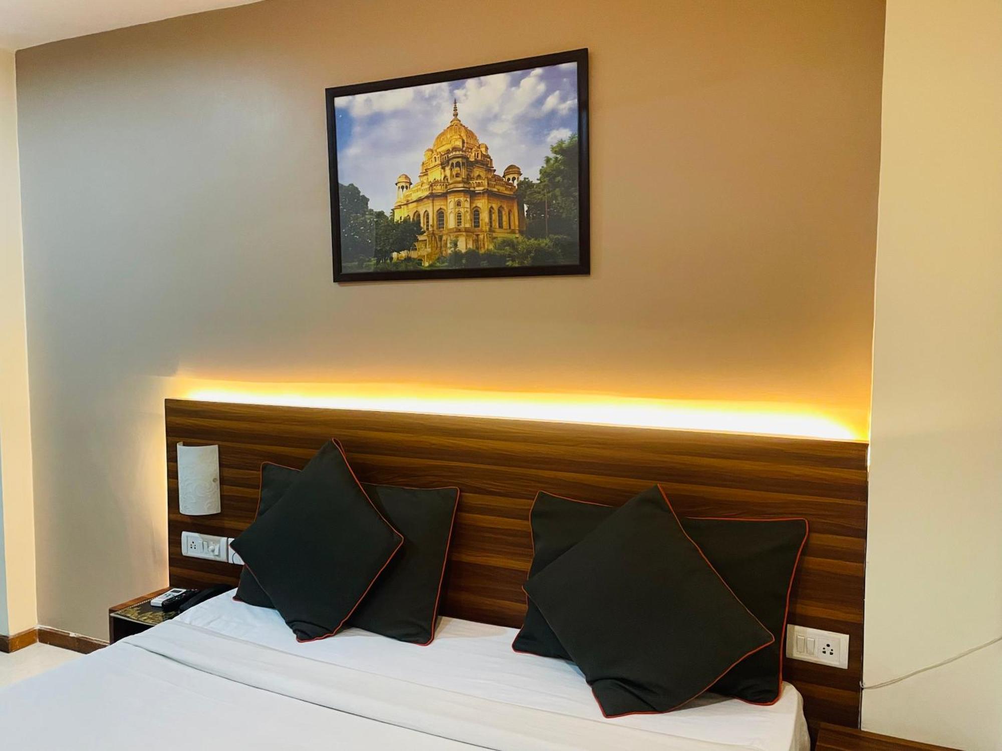 The Royal Presidency Inn Lucknow Bagian luar foto