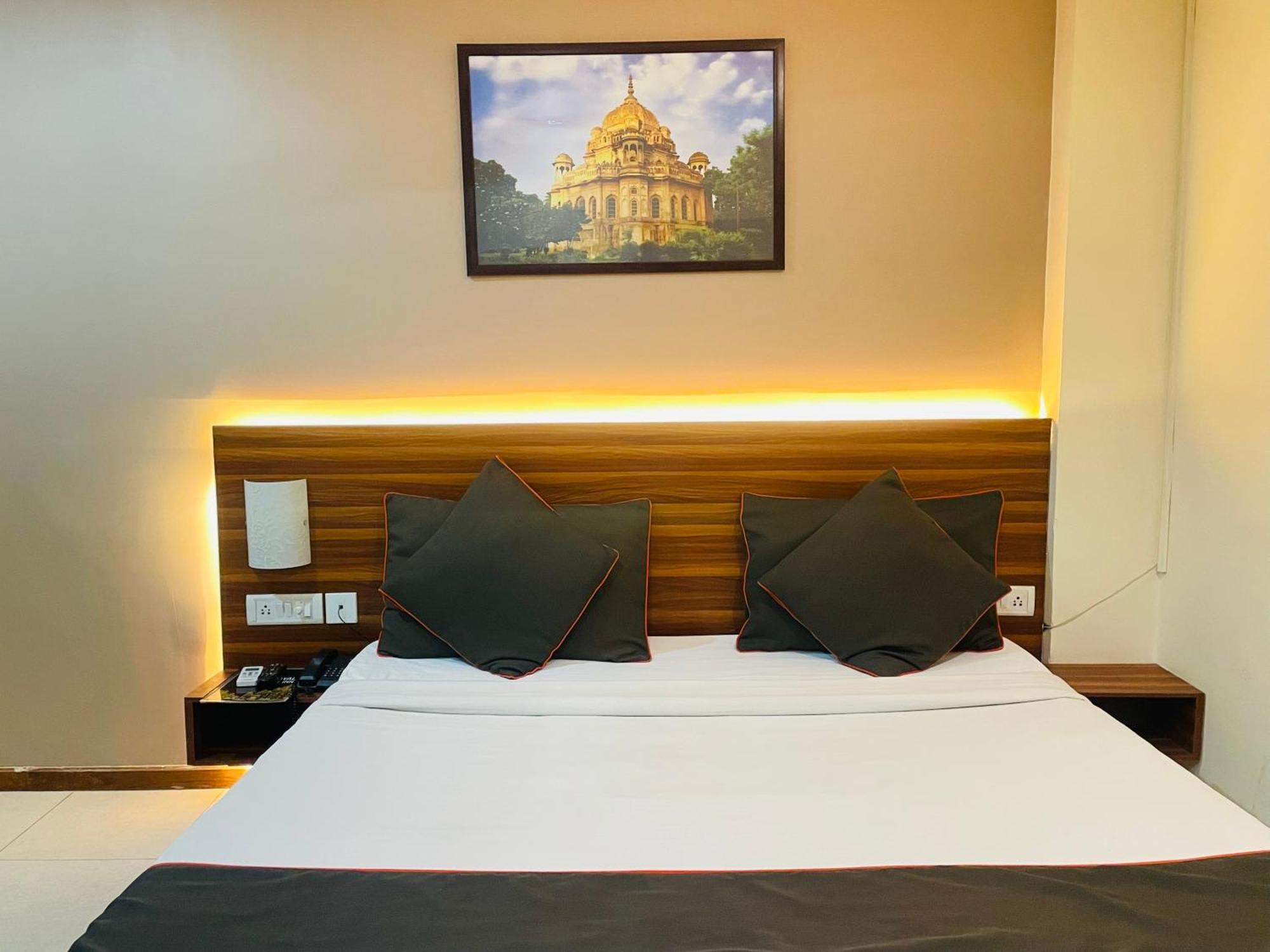 The Royal Presidency Inn Lucknow Bagian luar foto