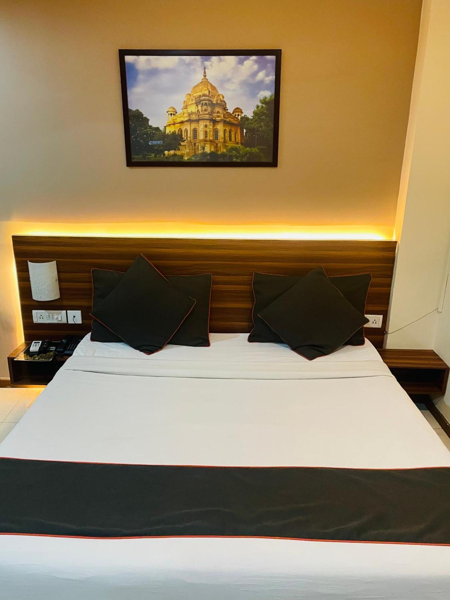 The Royal Presidency Inn Lucknow Bagian luar foto