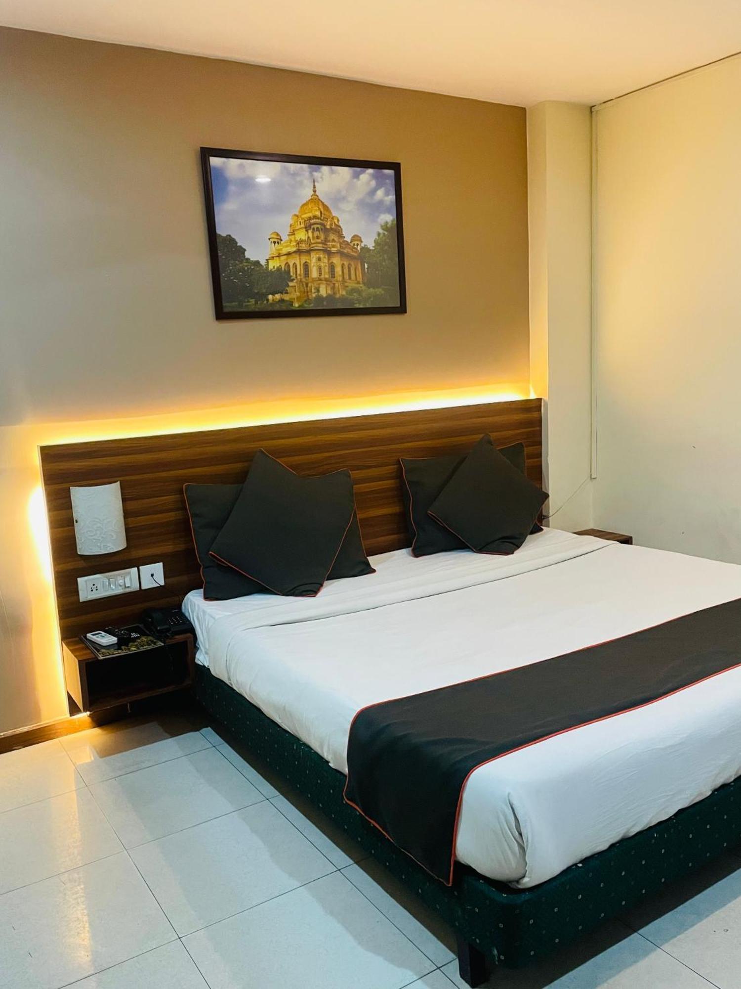 The Royal Presidency Inn Lucknow Bagian luar foto