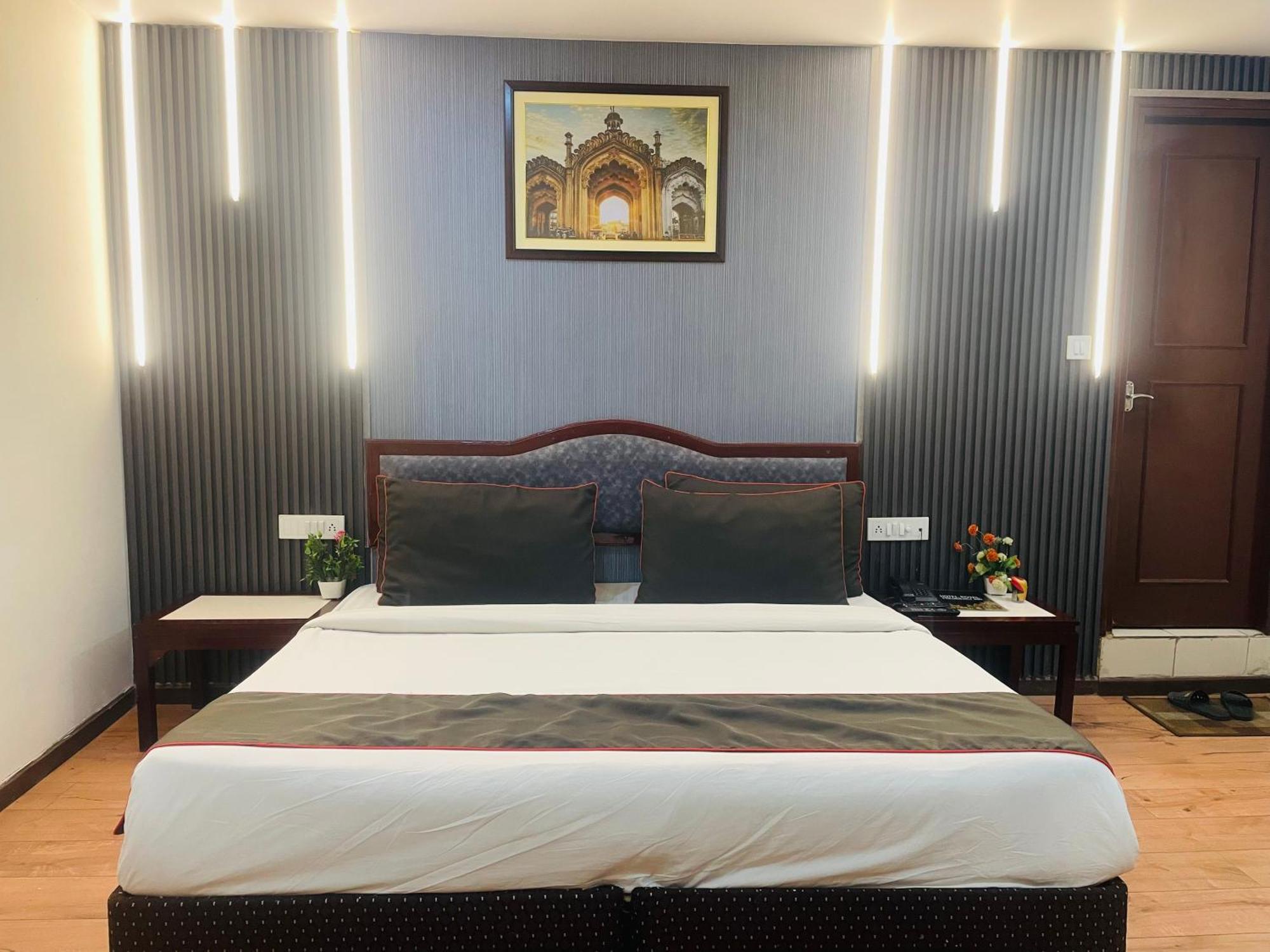 The Royal Presidency Inn Lucknow Bagian luar foto