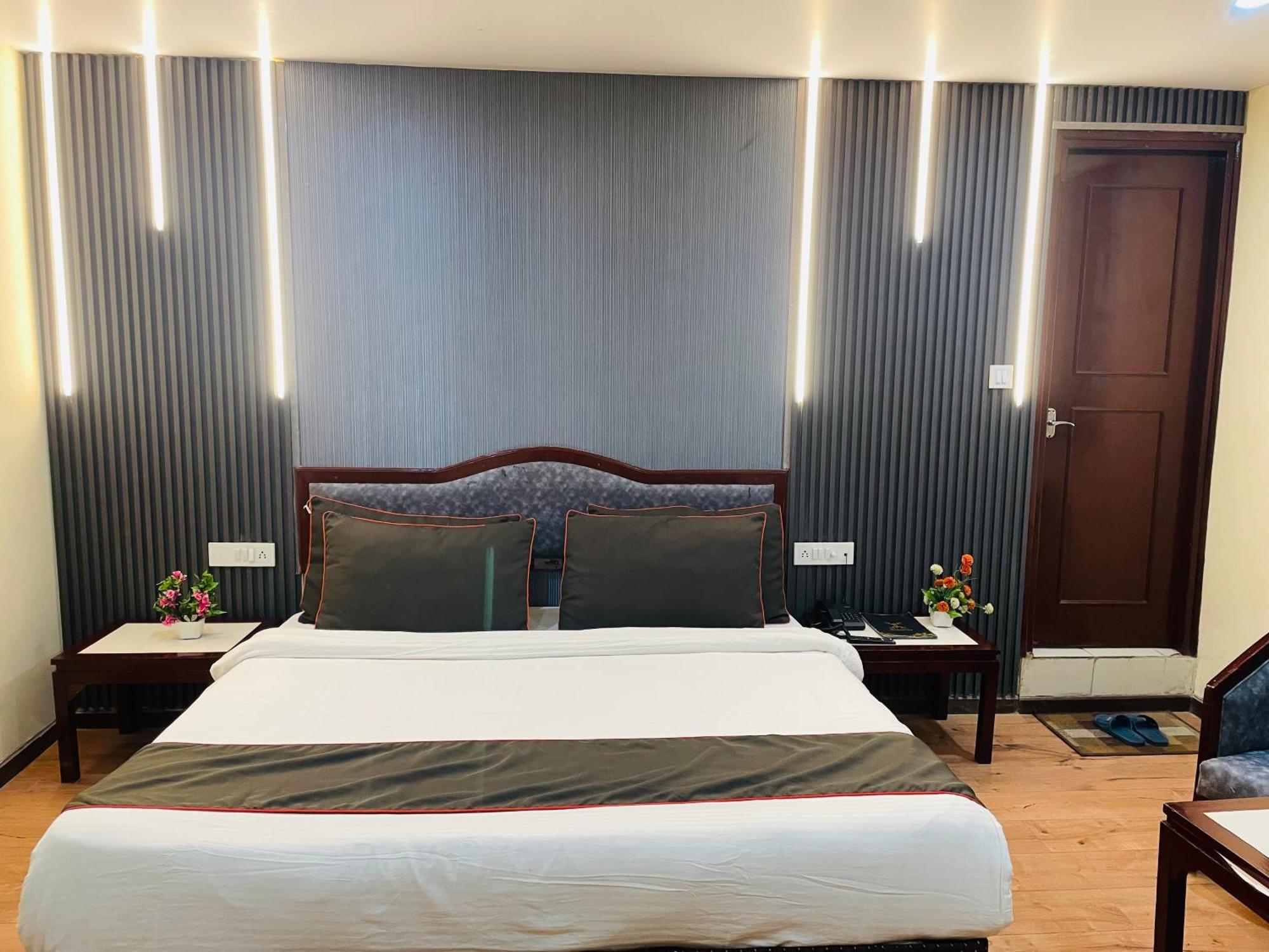 The Royal Presidency Inn Lucknow Bagian luar foto