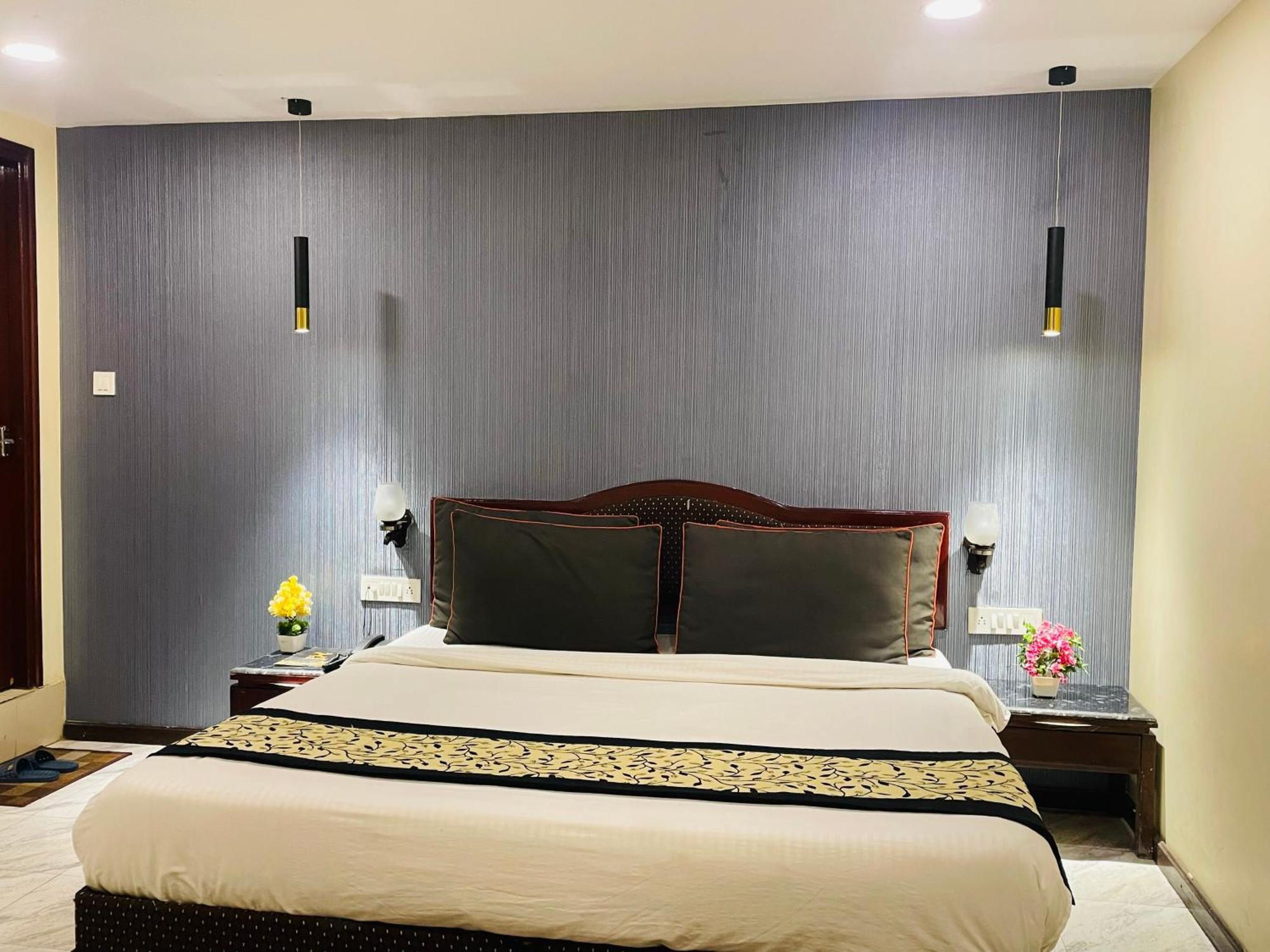 The Royal Presidency Inn Lucknow Bagian luar foto